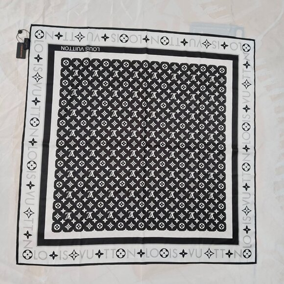 Louis Vuitton Monogram Silhouette Square 90 - Picture 1 of 9